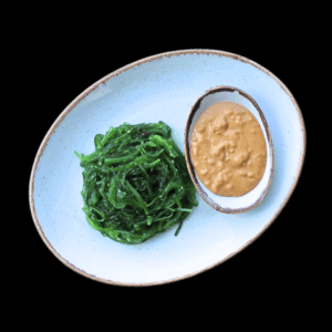 Wakame ar zemesriekstu mērci